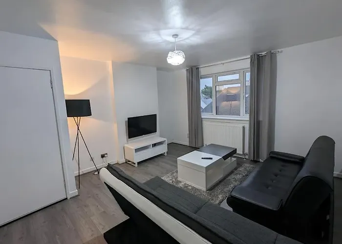 3 Bedroom Apartment Sleeps 8